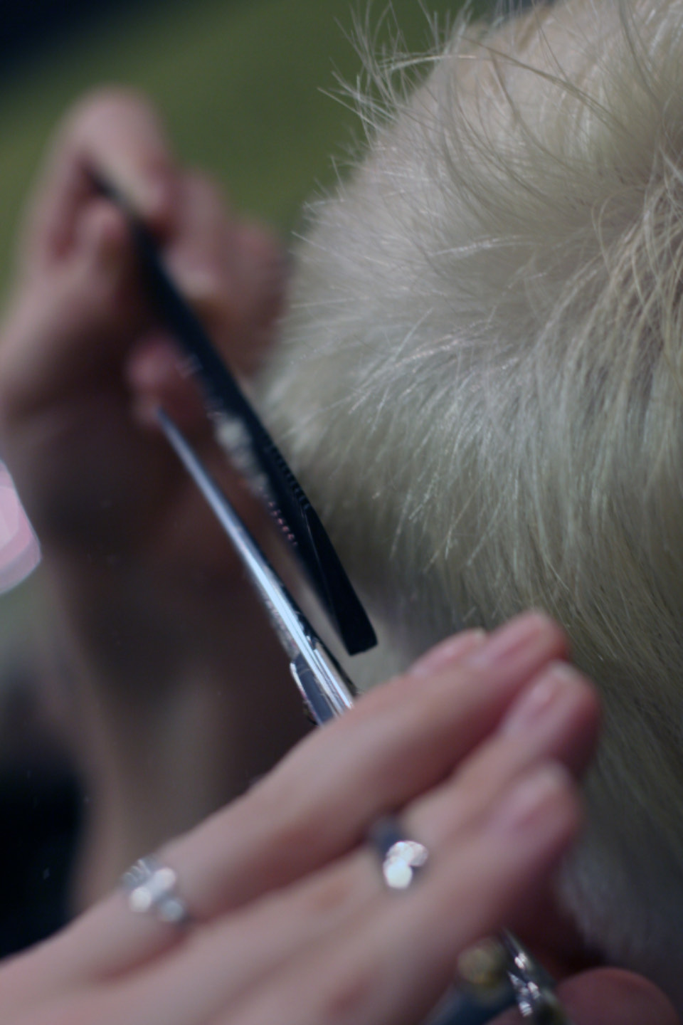 Schaar en kam van dichtbij in blond haar